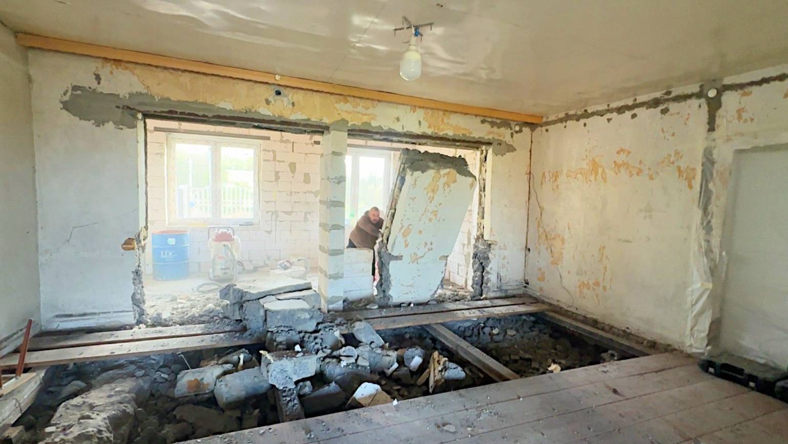 Несущая стена рухнула. Перепланировка старого дома. Ремонт продолжается. Жизнь простых людей. смотреть онлайн
