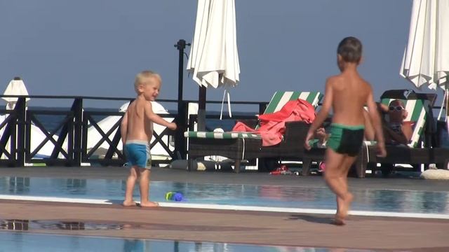 08.09.2012 У бассейна в Болгарии смотреть онлайн