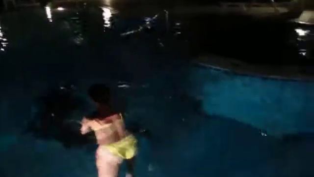 Приятно купаться вечером в бассейне смотреть онлайн