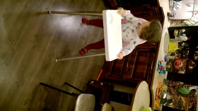 Дочка скачет на стульчике