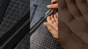 Как правильно установить верхний ограничитель молнии/стопора для бегунка #лайфхак #кожа #молния