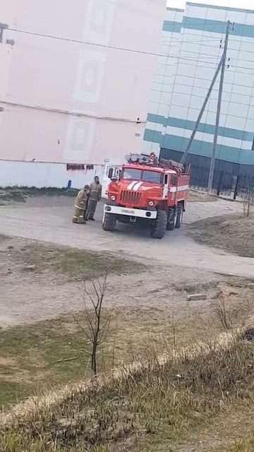 В Охе пожарный расчет снова тушил траву, которую подожгли дети смотреть онлайн