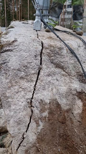 Как ломают большие камни без взрыва.
#разрушениевалунов