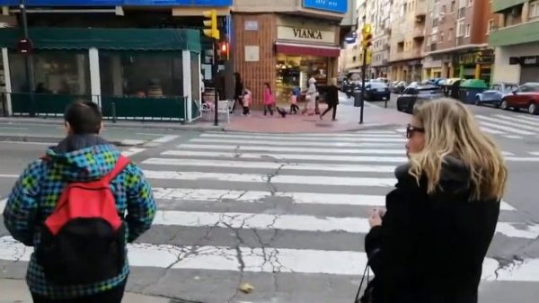 Идём в школу.Даша идёт в школу.