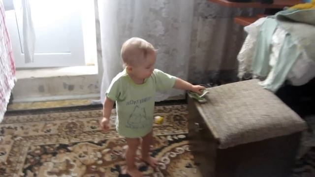 ругается на собаку.MOV смотреть онлайн