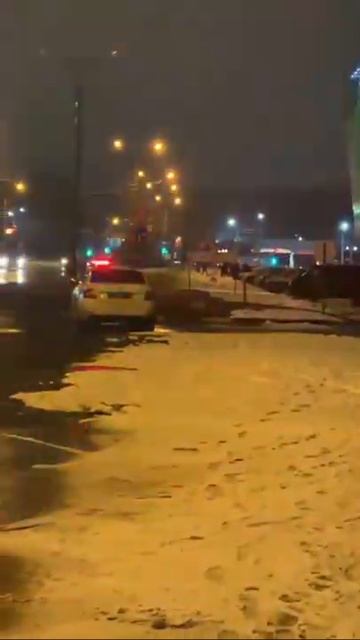 На территории трех крупных торговых центров в Чебоксарах горожане заметили скопление спецмашин смотреть онлайн