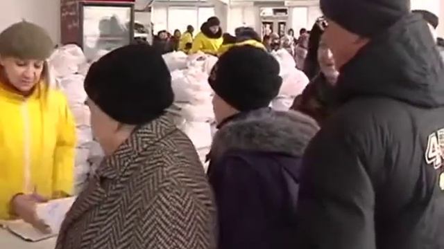 В Петровском районе Донецка возобновили выдачу гуманитарной помощи Рината Ахметова смотреть онлайн