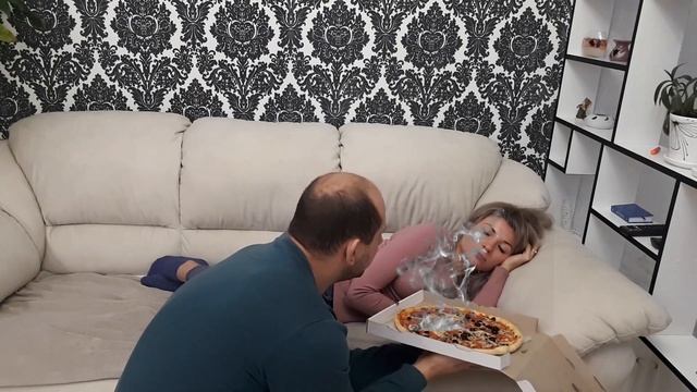 НЕ ПОДЕЛИЛИ ПИЦЦУ. КТО ЗАХОМЯЧИЛ самый ВКУСНЫЙ кусок? смотреть онлайн