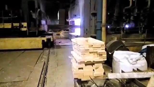 Огромная машина мешает расплавленный металл!Оптимус Прайм нервно курит в сторонке.