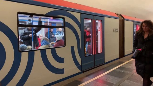 81-765/766/767 «Москва» отправляется со станции «Таганская» смотреть онлайн