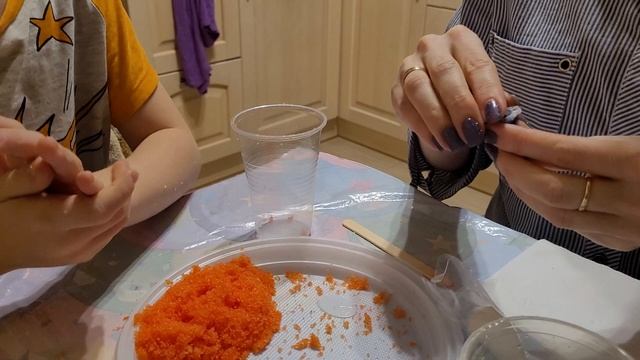Удивительно! цветной снег ⛄️ (домашняя лаборатория) смотреть онлайн