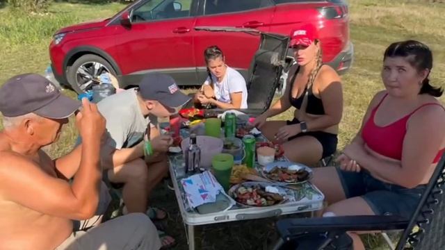 Дружище, погнали с нами на природу, голодным не останешься, да и скучно точно не будет! смотреть онлайн