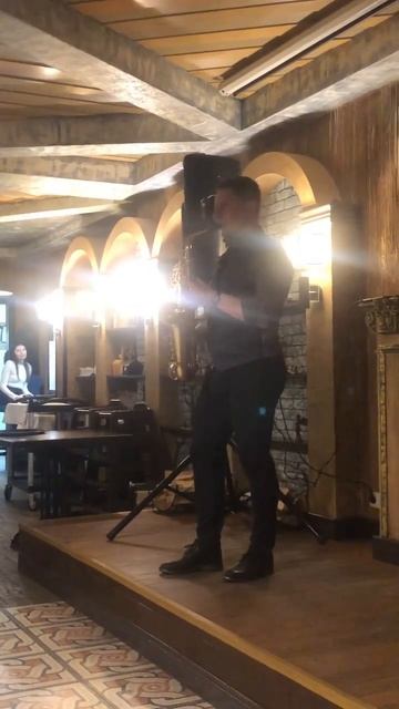 Саксофонист в ресторане. Украина. смотреть онлайн
