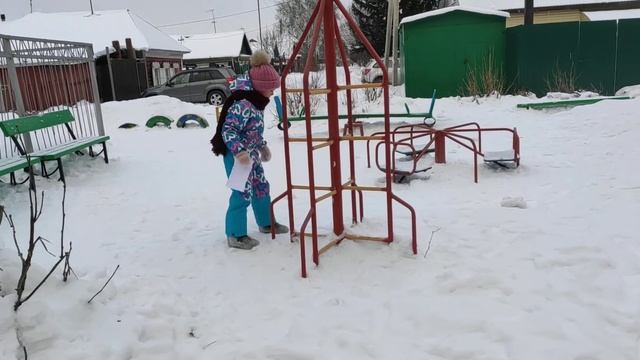 Таюша ищет сюрпризы под снегом!