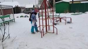 Таюша ищет сюрпризы под снегом!