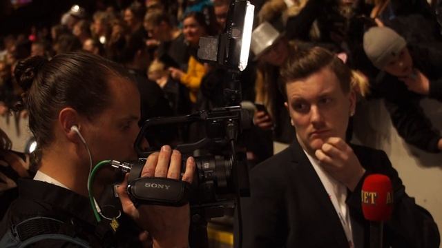 Bishara ställer upp på selfie tillsammans med sina fans efter Melodifestivalens final смотреть онлайн