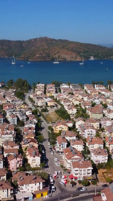 Пролетаем над городом Фетхие, Турция. We fly over the city of Fethiye, Turkey. смотреть онлайн