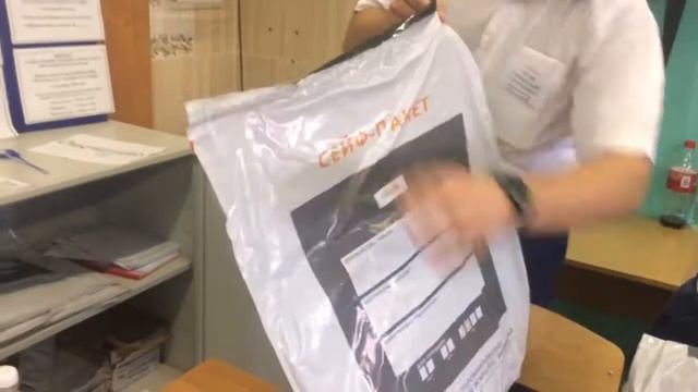 УИК 6006 (СОШ №11): проверка сейф-пакетов с бюллетенями (они запечатаны) смотреть онлайн