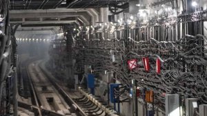 Поезд с пассажирами на час застрял в тоннеле петербургского метро