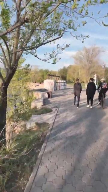 Гуляем в парке☀️Погода супер🍀☘️🌸11 мая 2022 г. смотреть онлайн