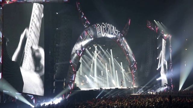 Концерт AC/DC в Стокгольме 19.07.2015 - Black in Black смотреть онлайн