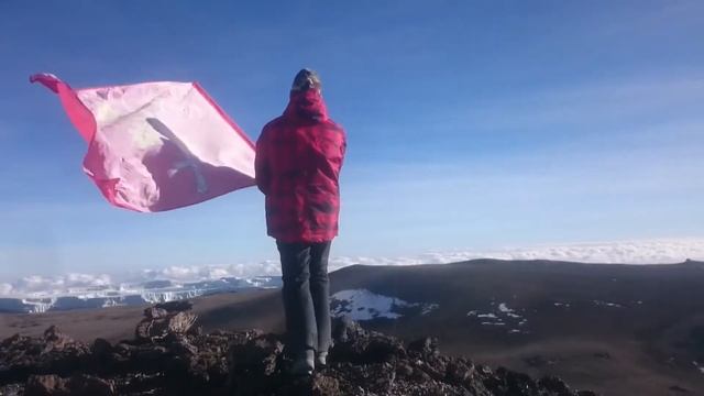 Флаг Ново-Переделкино на Килиманджаро