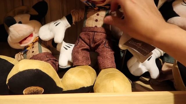 Disney Explorers Lodge Exclusive Merchandise at Hong Kong Disneyland смотреть онлайн