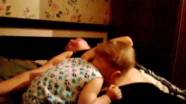 baby puk puk малыш пердит маминым животиком