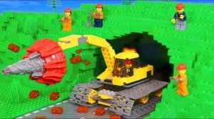 Экскаватор строит тоннель из конструктора