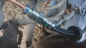 Замена задней правой тормозной трубки и прокачка тормозов на рено меган 2