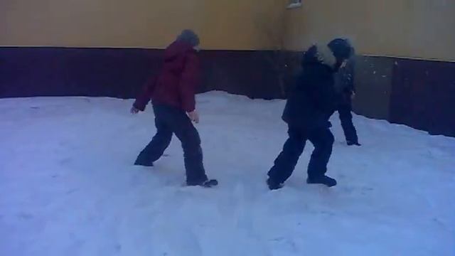 Снежком в голову