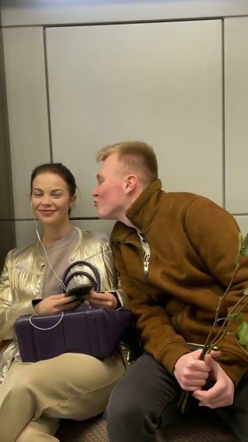Целую красотку в метро😍 #пранк смотреть онлайн