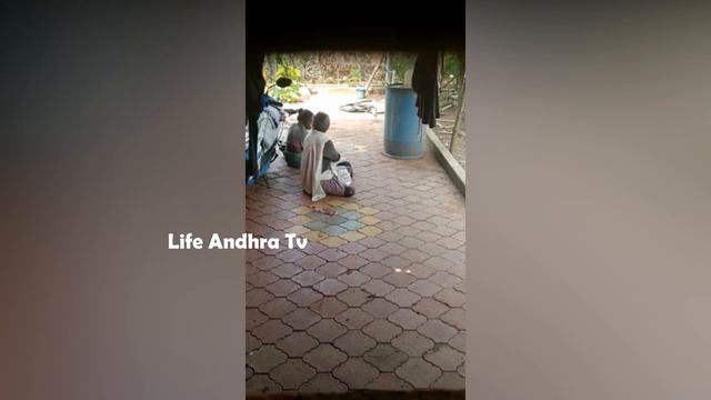 FUNNY VIDEO : Old Man Stealing Hen With His Clever Idea | Telugu Funny Videos | Life Andhra Tv