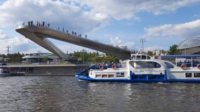 Прогулка на теплоходе по реке Москва. Панорамный мост парка Зарядье в Москве. Май 2024г. смотреть онлайн