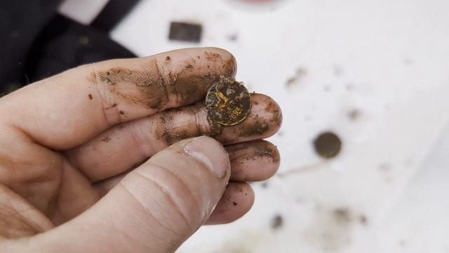 Нашли под снегом фундамент с монетами!🫰