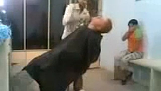 Очень жесткий Парикмахер! Просто чума!!! смотреть онлайн