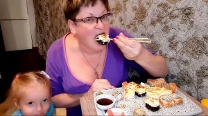 Обжор семейный/Едим вместе суши, роллы/А Вика рыбу и креветки/А я как всегда и организмы накормила🤣