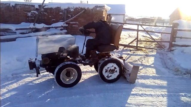 Уборка снега самодельным мини трактором. смотреть онлайн