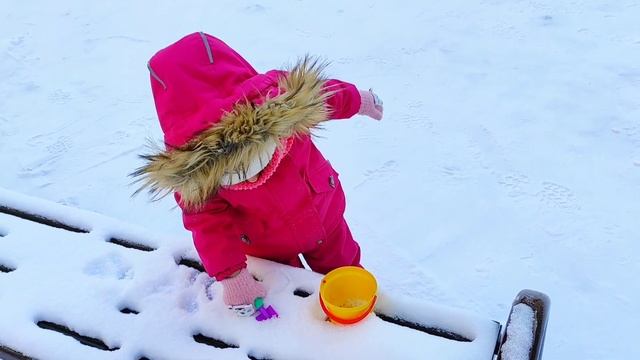 ВЛОГ: Милана лепит снеговика.