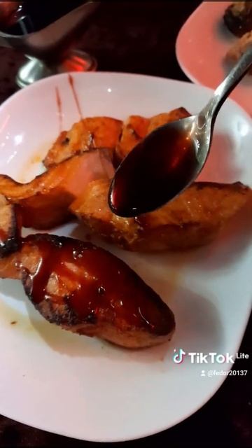 Вкусный ужин в ресторане. Шашлычок из форели с гранатовым соусом. Пальчики оближешь. Форель гриль. смотреть онлайн