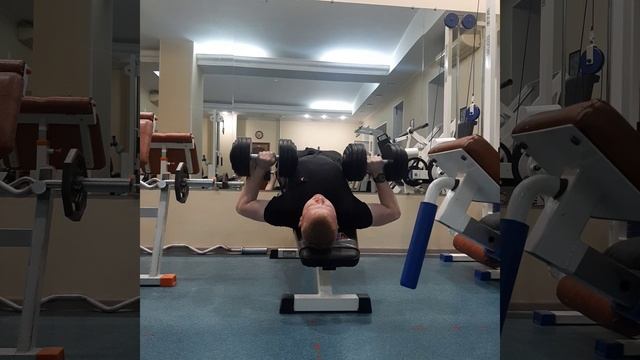 Жим лежа головой вниз, жим гантелей.