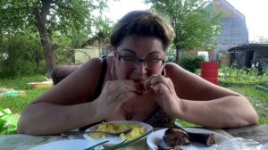 В теньке жрется замечательно👍/А селедка сегодня копченая👍/Мукбанг на даче