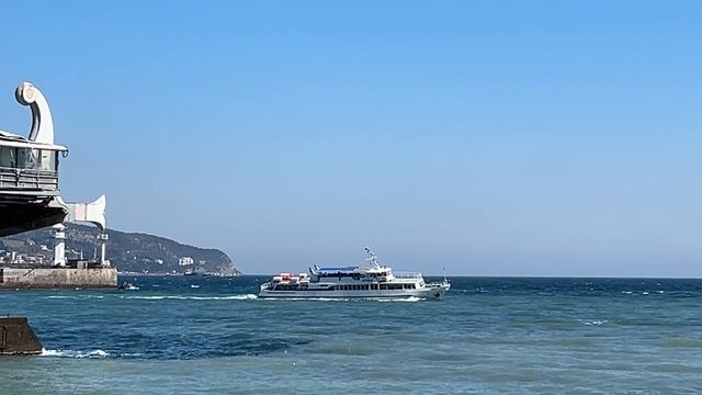 Ялта. Набережная. Зонтики. Бывший Александровский сквер. 21.04.2025. Крым. Crimea. Yalta смотреть онлайн