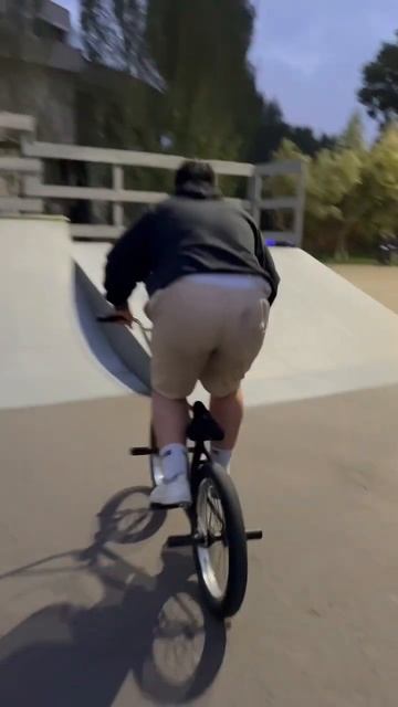 New tricks In skate park 2022 / Kazakhstan 🇰🇿 #bmx #newtrick #bmxkz смотреть онлайн
