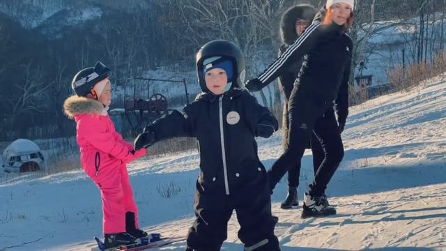 Самые юные горнолыжники вышли на снег смотреть онлайн