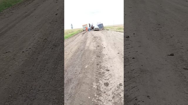 Большегрузы провалились на дороге, сели на мост, саринская трасса,