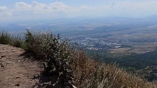 Пик вершины горы Бештау в Пятигорске. Панорама. смотреть онлайн