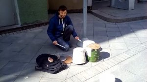 Уличный музыкант. Играет на ведрах. Барабанит на вёдрах.