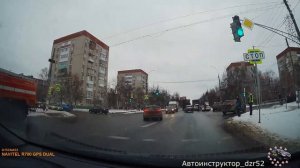 На уроке вождения. Объезд препятствия.