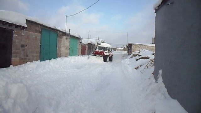 Красный УАЗ ...зима 2013 ...Очистка гаражей смотреть онлайн